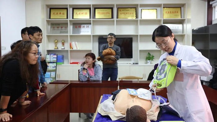 沧州市中心医院心血管病预防与康复科走进社区举办健康宣教和心肺复苏抢救知识技能普及活动